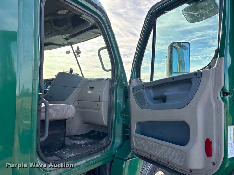 image for item FK1225 2017 Freightliner Cascadia 125 semi truck