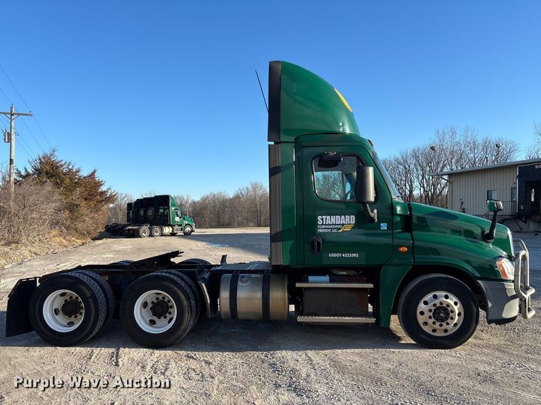 image for item FK1226 2017 Freightliner Cascadia 125 semi truck