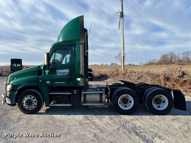 image for item FK1226 2017 Freightliner Cascadia 125 semi truck