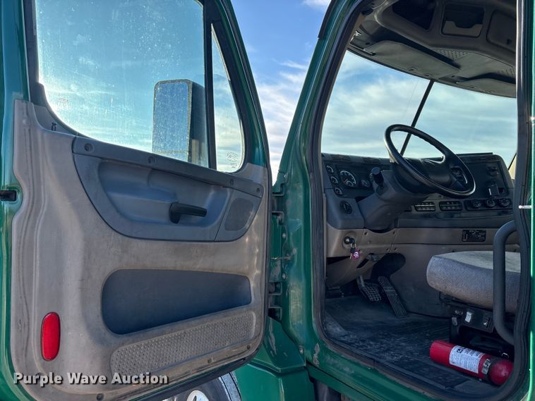 image for item FK1226 2017 Freightliner Cascadia 125 semi truck