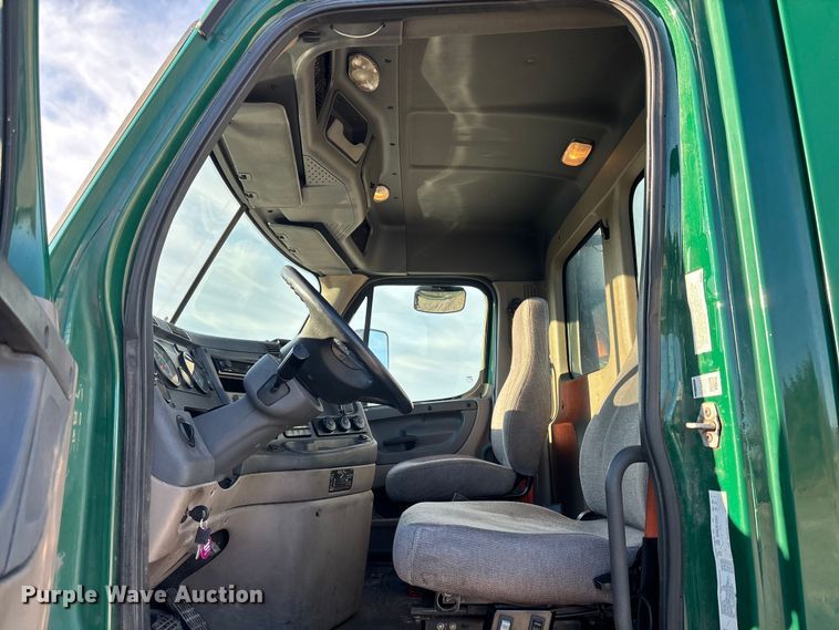 image for item FK1226 2017 Freightliner Cascadia 125 semi truck