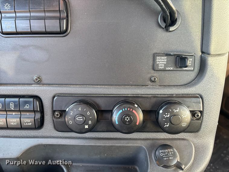 image for item FK1226 2017 Freightliner Cascadia 125 semi truck