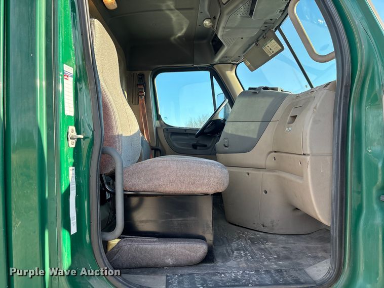 image for item FK1226 2017 Freightliner Cascadia 125 semi truck