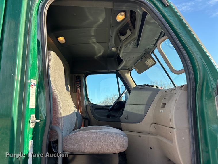 image for item FK1226 2017 Freightliner Cascadia 125 semi truck