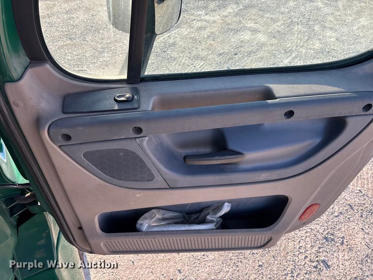 image for item FK1226 2017 Freightliner Cascadia 125 semi truck