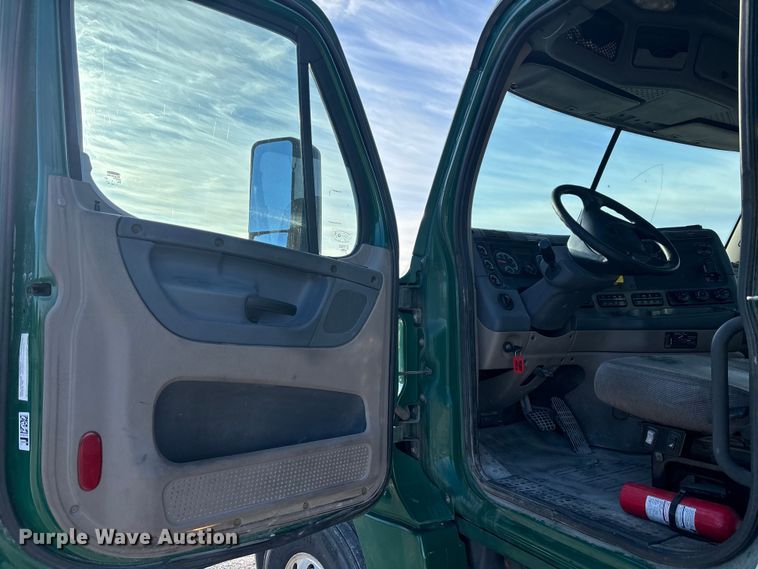 image for item FK1227 2017 Freightliner Cascadia 125 semi truck