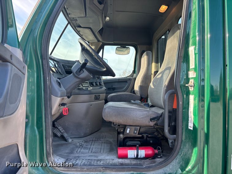 image for item FK1227 2017 Freightliner Cascadia 125 semi truck