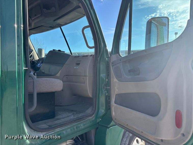 image for item FK1227 2017 Freightliner Cascadia 125 semi truck