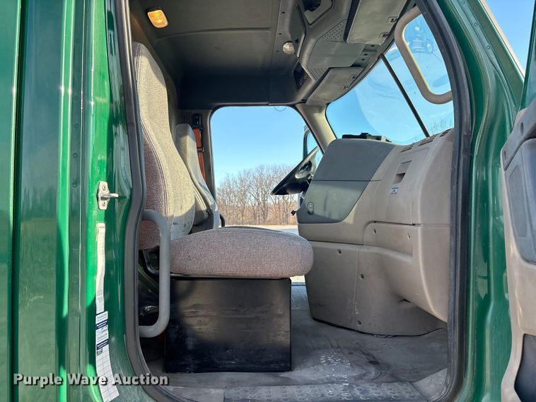 image for item FK1227 2017 Freightliner Cascadia 125 semi truck