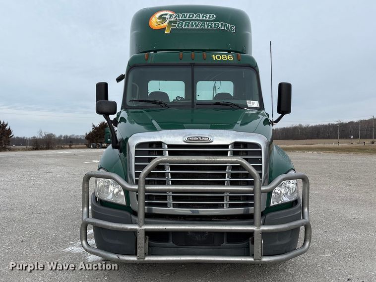 image for item FK1228 2017 Freightliner Cascadia 125 semi truck