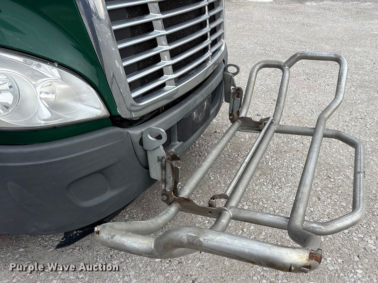 image for item FK1228 2017 Freightliner Cascadia 125 semi truck