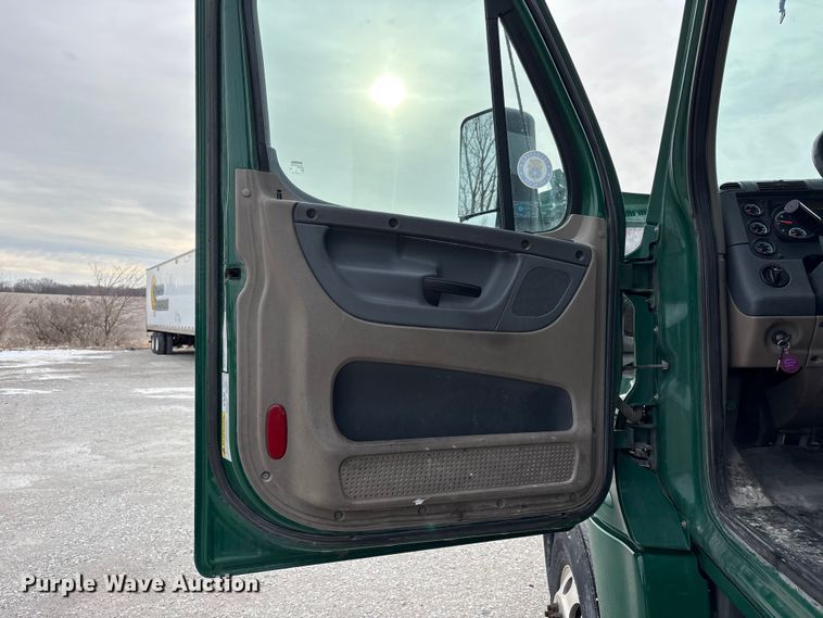 image for item FK1228 2017 Freightliner Cascadia 125 semi truck