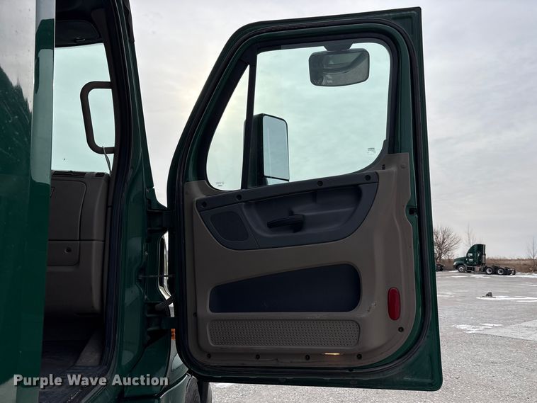 image for item FK1228 2017 Freightliner Cascadia 125 semi truck