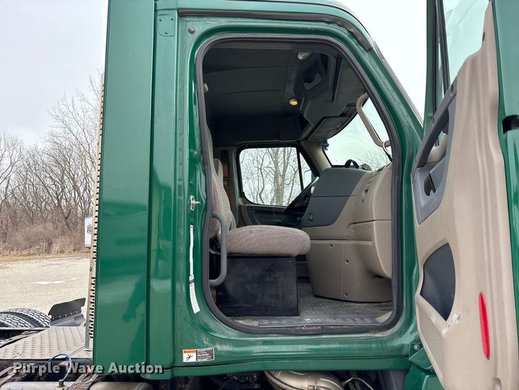 image for item FK1228 2017 Freightliner Cascadia 125 semi truck