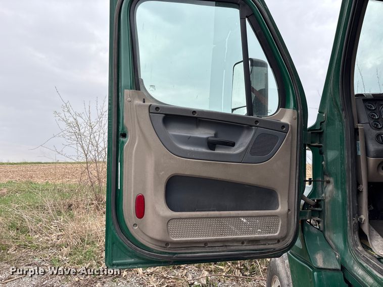 image for item FK1393 2017 Freightliner Cascadia 125 semi truck