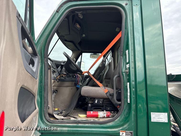 image for item FK1393 2017 Freightliner Cascadia 125 semi truck