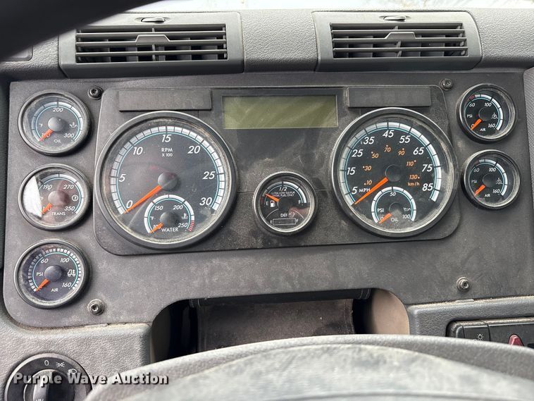 image for item FK1393 2017 Freightliner Cascadia 125 semi truck