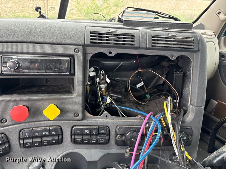 image for item FK1393 2017 Freightliner Cascadia 125 semi truck