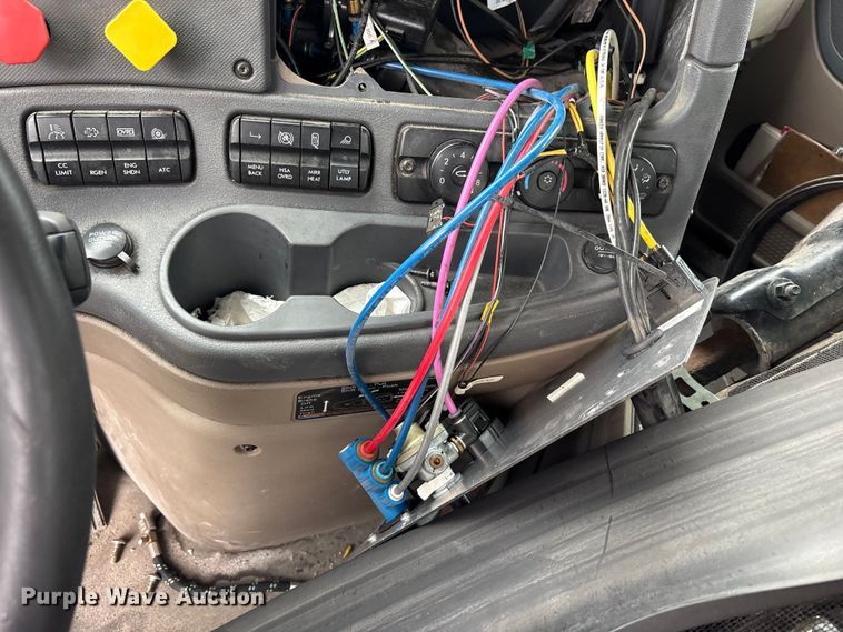 image for item FK1393 2017 Freightliner Cascadia 125 semi truck