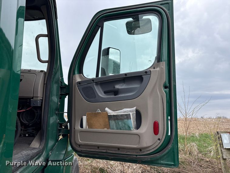 image for item FK1393 2017 Freightliner Cascadia 125 semi truck