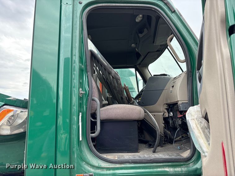 image for item FK1393 2017 Freightliner Cascadia 125 semi truck