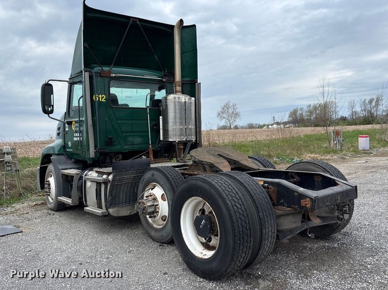 image for item FK1394 2013 Mack CXU613 semi truck