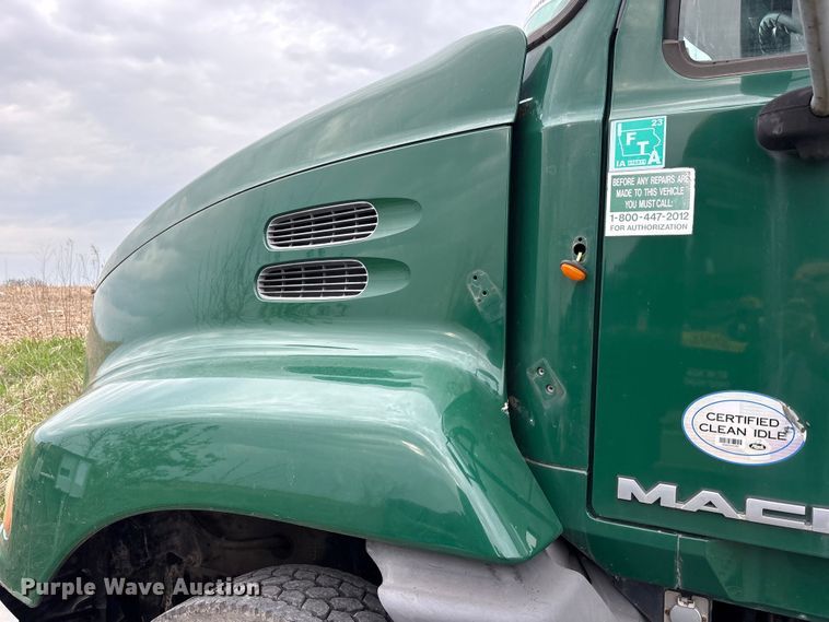image for item FK1394 2013 Mack CXU613 semi truck