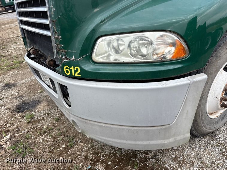 image for item FK1394 2013 Mack CXU613 semi truck