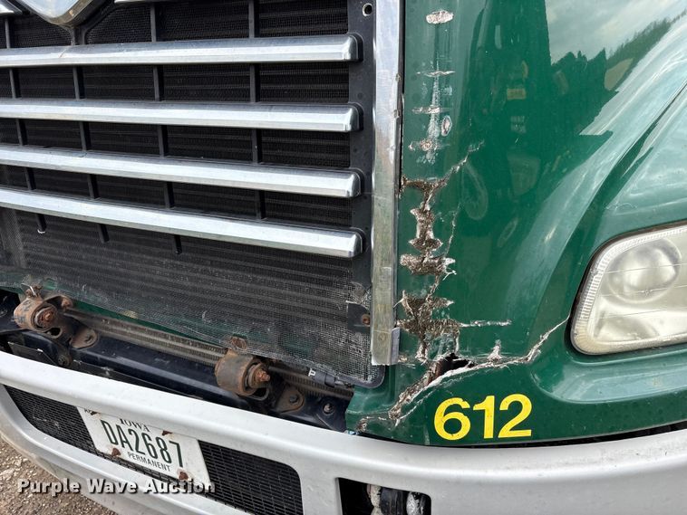 image for item FK1394 2013 Mack CXU613 semi truck