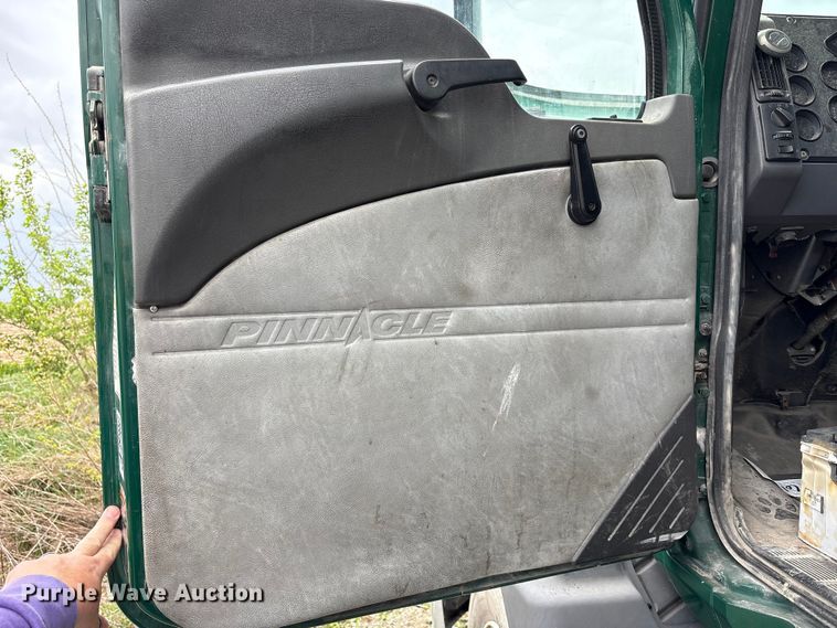 image for item FK1394 2013 Mack CXU613 semi truck