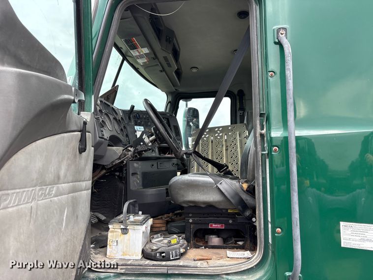 image for item FK1394 2013 Mack CXU613 semi truck