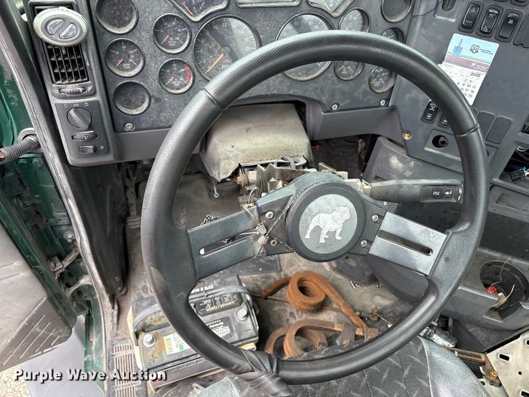 image for item FK1394 2013 Mack CXU613 semi truck