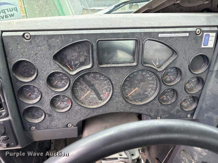 image for item FK1394 2013 Mack CXU613 semi truck