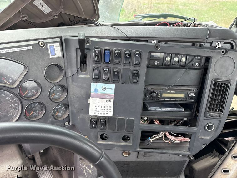 image for item FK1394 2013 Mack CXU613 semi truck