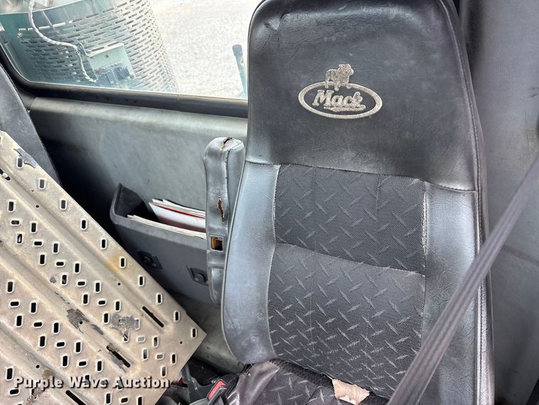 image for item FK1394 2013 Mack CXU613 semi truck