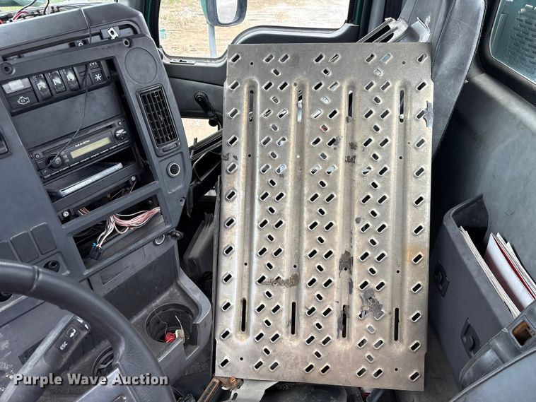 image for item FK1394 2013 Mack CXU613 semi truck