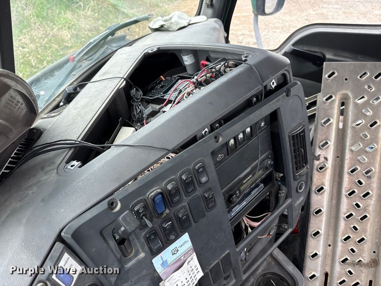 image for item FK1394 2013 Mack CXU613 semi truck