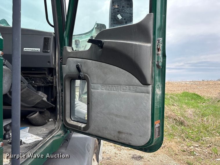 image for item FK1394 2013 Mack CXU613 semi truck