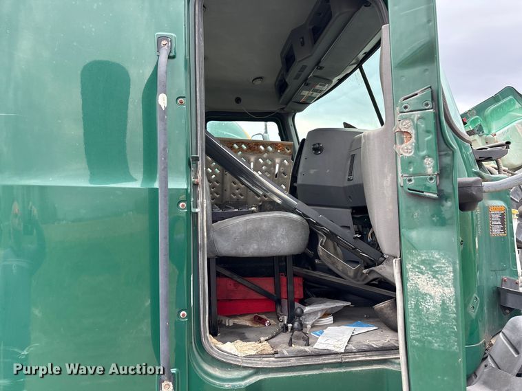 image for item FK1394 2013 Mack CXU613 semi truck