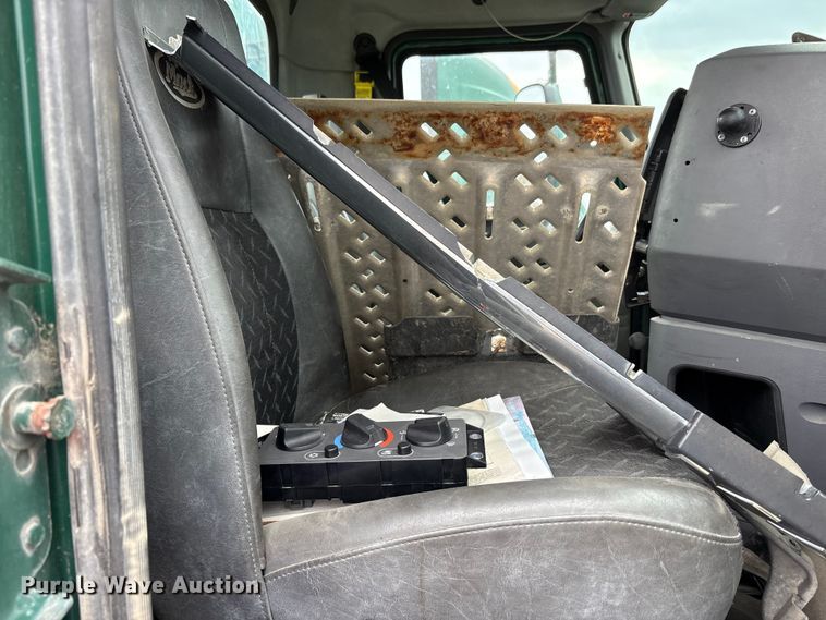 image for item FK1394 2013 Mack CXU613 semi truck