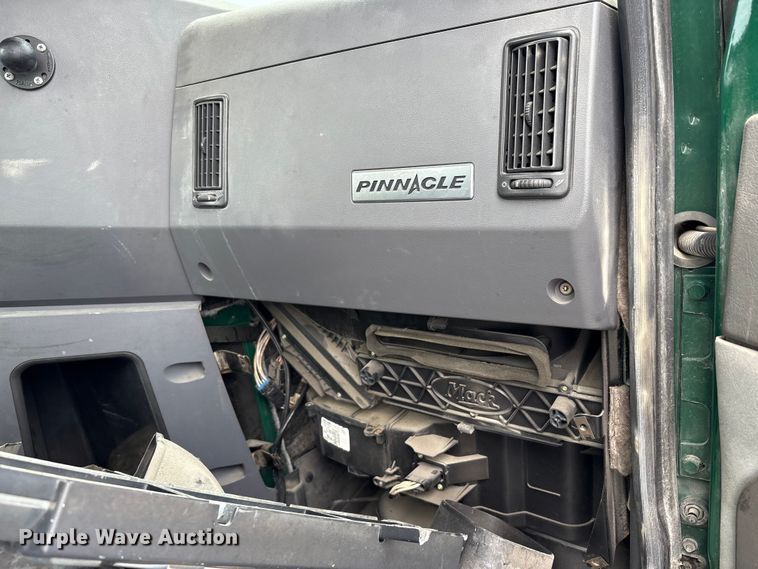 image for item FK1394 2013 Mack CXU613 semi truck