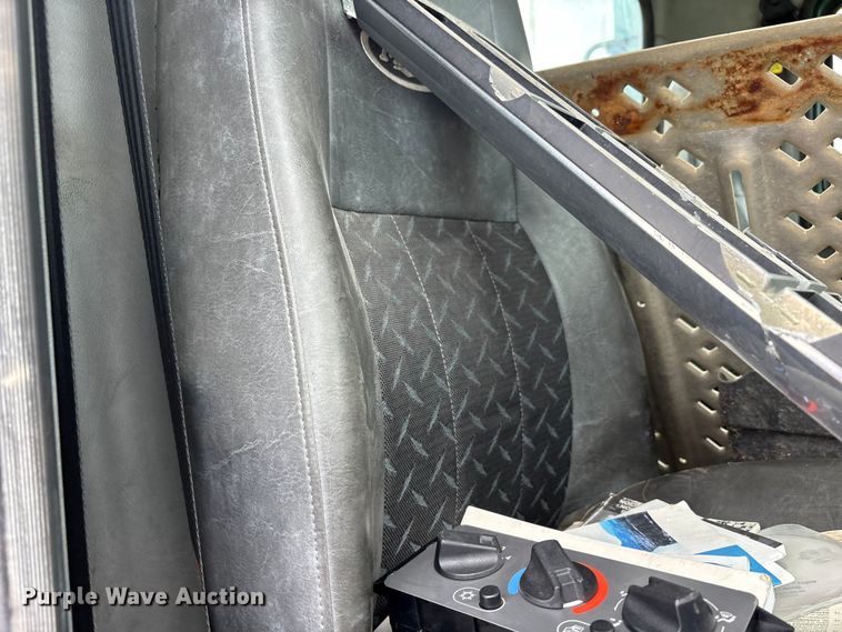 image for item FK1394 2013 Mack CXU613 semi truck