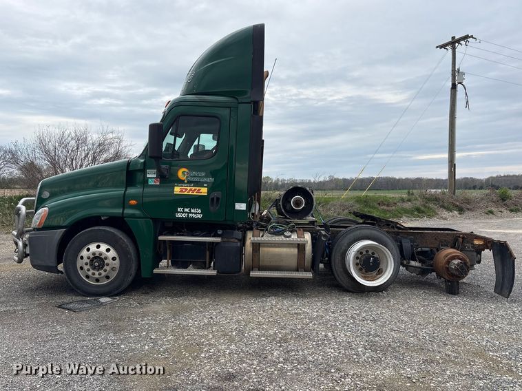 image for item FK1395 2017 Freightliner Cascadia 125 semi truck