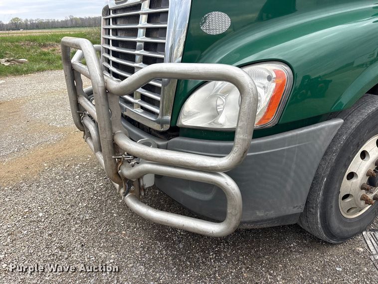 image for item FK1395 2017 Freightliner Cascadia 125 semi truck