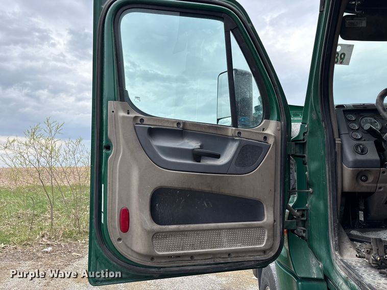 image for item FK1395 2017 Freightliner Cascadia 125 semi truck