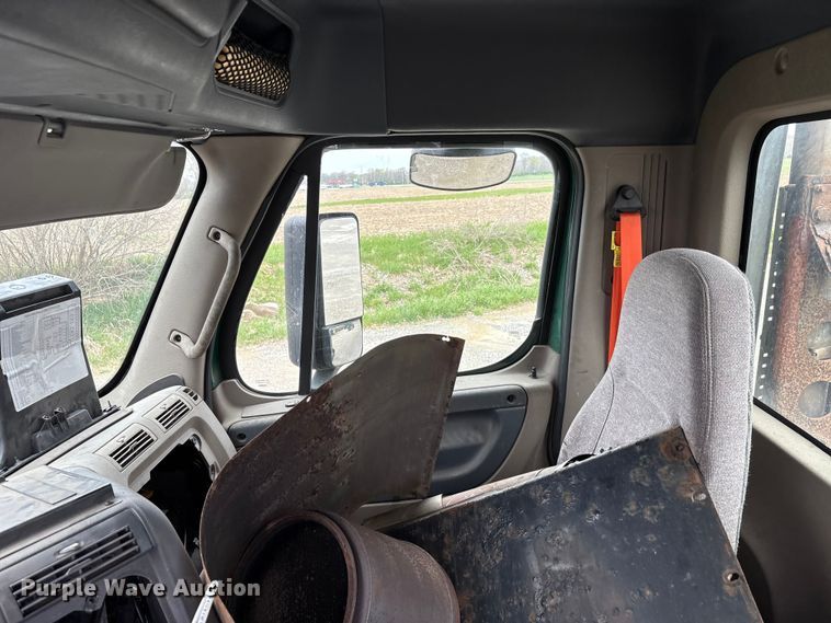 image for item FK1395 2017 Freightliner Cascadia 125 semi truck