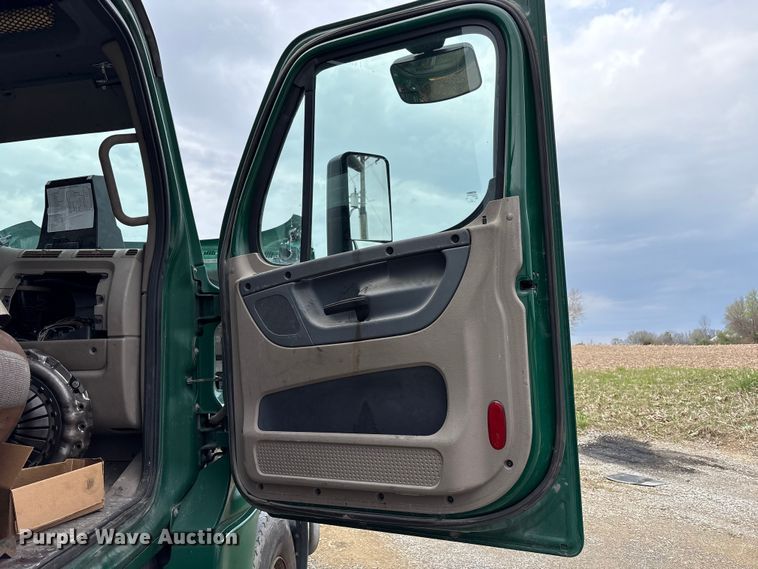 image for item FK1395 2017 Freightliner Cascadia 125 semi truck