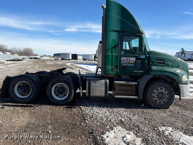 image for item YA2280 2016 Mack CXU613 semi truck