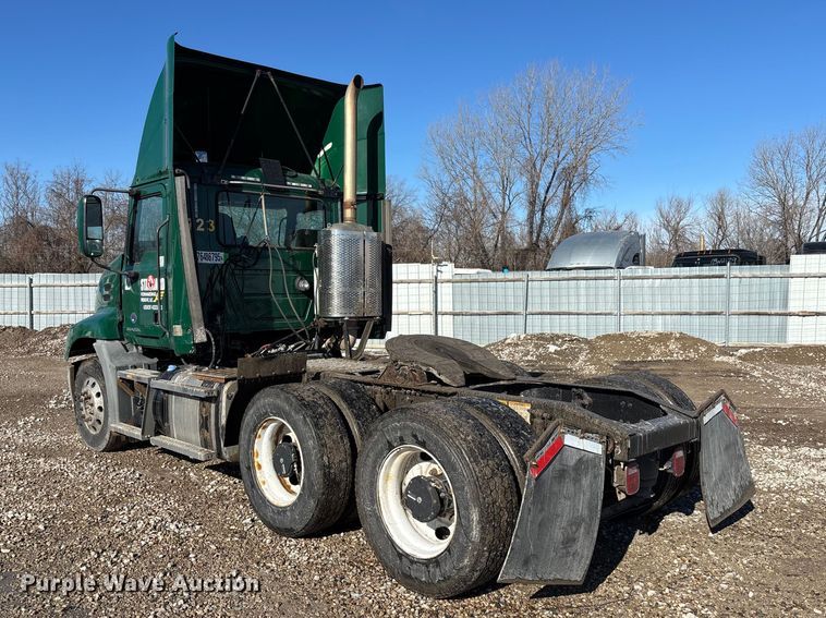 image for item YA2280 2016 Mack CXU613 semi truck