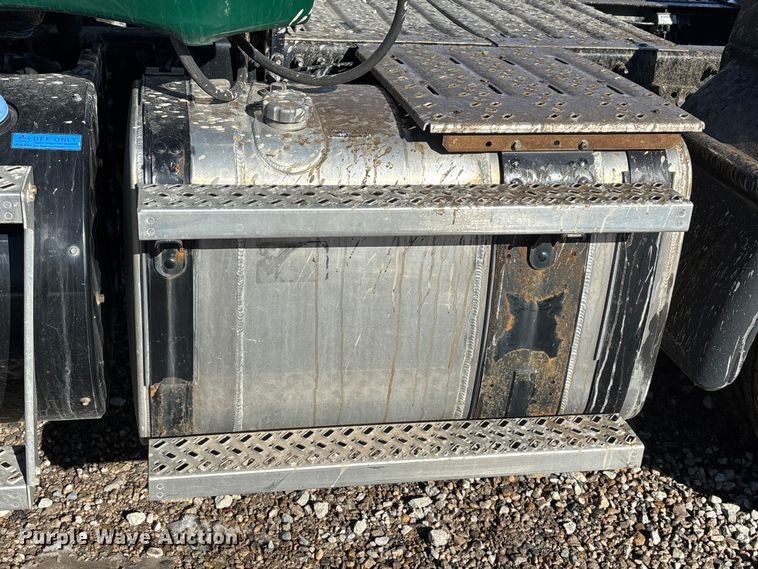 image for item YA2280 2016 Mack CXU613 semi truck